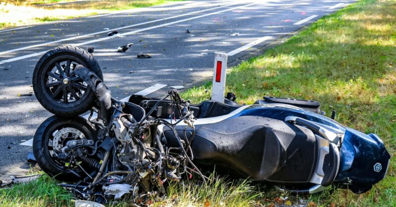Motorscooterrijder gewond bij zware aanrijding tussen Enschede en Oldenzaal
