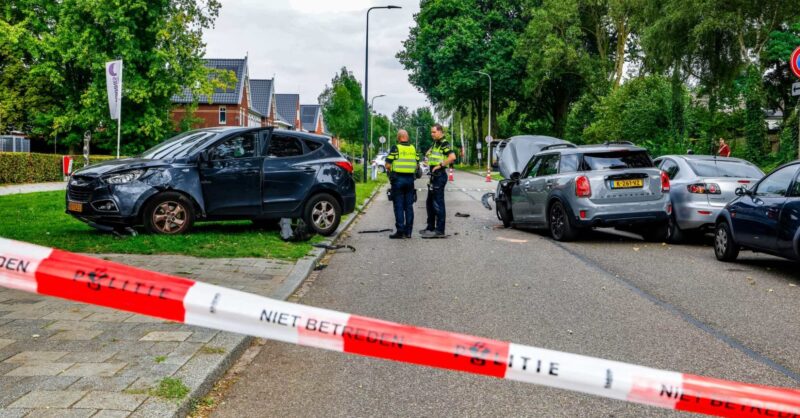 Auto's botsen hard bij uitgaan basisschool in Enschede