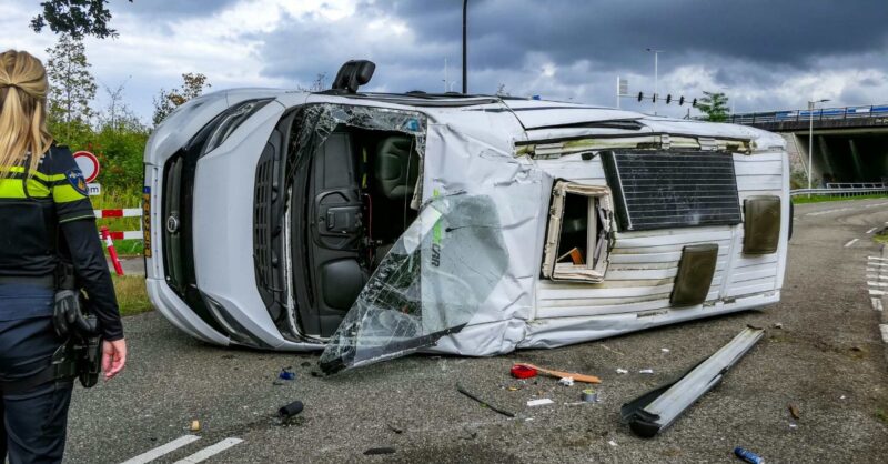 Grote ravage na botsing met camper tussen Usselo en Boekelo