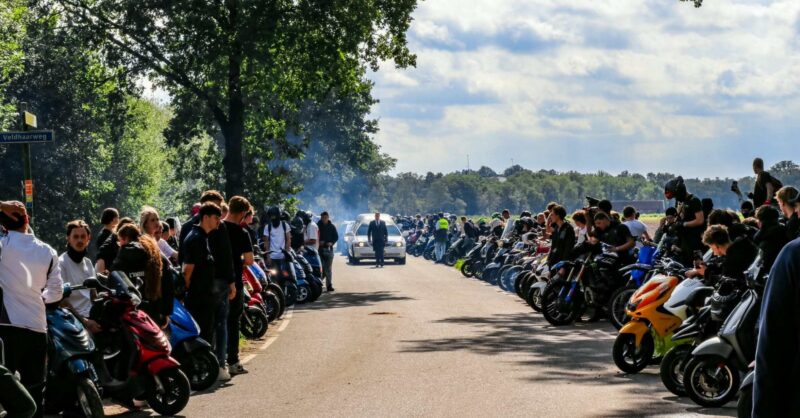 Honderden scooterrijders verzamelen zich bij crematorium in Enschede voor eerbetoon verongelukte Bry