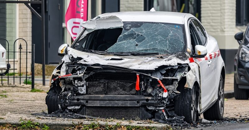 Auto zwaar beschadigd bij brand aan Uitslagsweg in Hengelo
