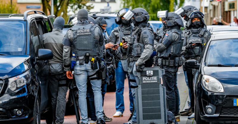 Grote politie-inval in Enschede na mogelijk gewapend conflict, één persoon in de boeien