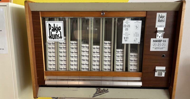 Een pakje lokale kunst uit de muur: retro sigarettenautomaat krijgt nieuw leven bij Lunchcafé Stoet
