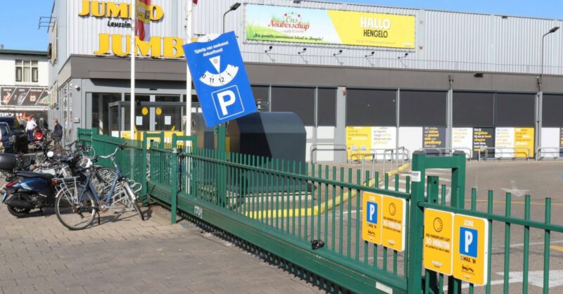 Vrouw met mes aangehouden in supermarkt aan Oude Molenweg in Hengelo