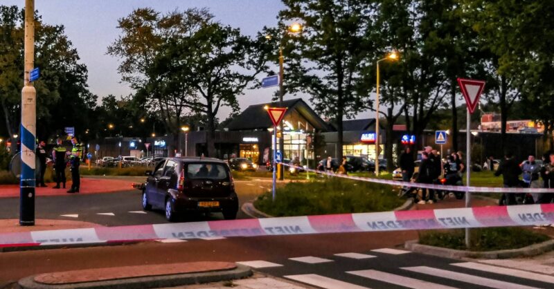 Forse botsing op rotonde in Enschede, fiets belandt meters verderop