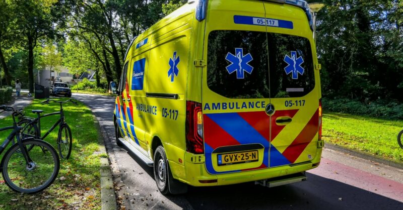 Meerdere fietsers botsen op elkaar in Enschede, één persoon naar ziekenhuis
