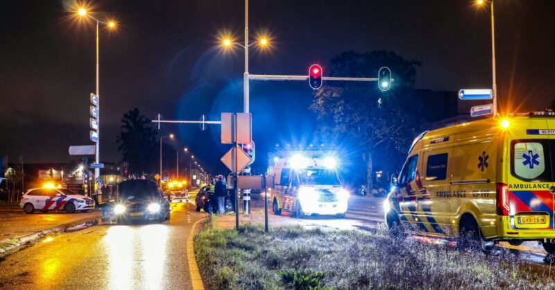 Brandweer bevrijdt gewonde uit auto na zware aanrijding in Enschede