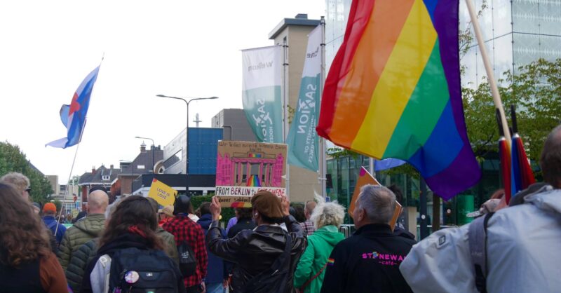 ‘Who’s streets? Our streets’: PrideWalk trekt door Enschede, ook in de stromende regen