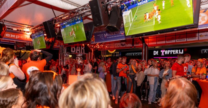 Vergeten vergunning aan te vragen voor voetbalscherm tijdens WK? Hengelo stuurt kroegbazen reminder