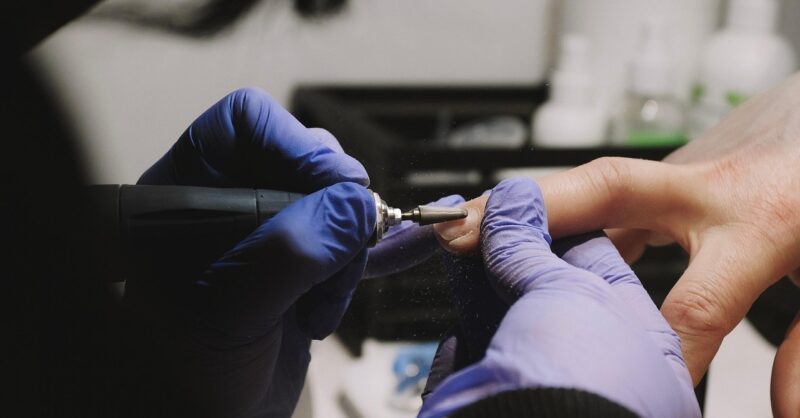 Handhavers doen controle in Enschedese beautysector en stuiten prompt op twee gestolen fietsen