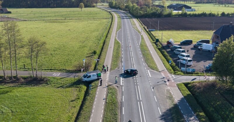 Zeker een gewonde na aanrijding op Haaksbergerstraat bij Hengelo; weg potdicht