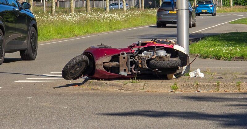 Scooterrijder met spoed naar ziekenhuis na aanrijding in Hengelo