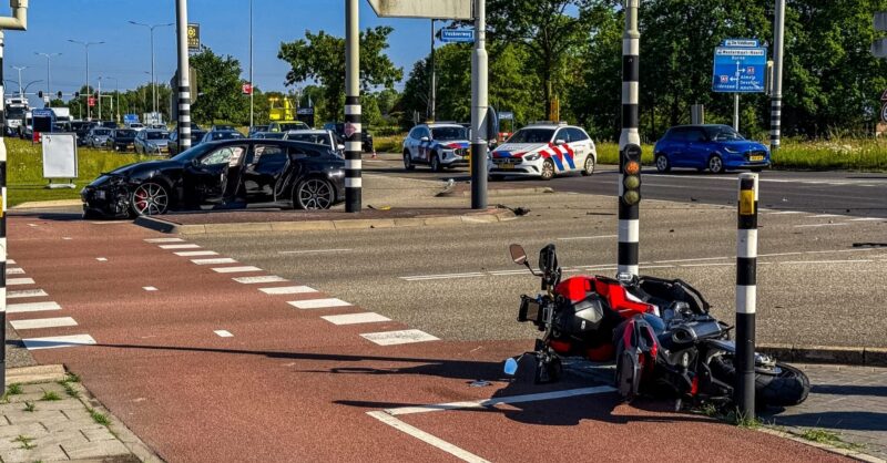 Motorrijder gewond bij zware aanrijding in Hengelo, weg afgesloten