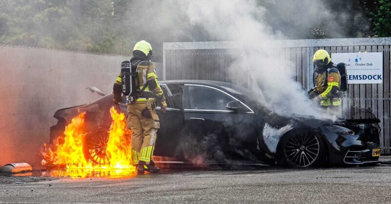 Dure Mercedes door autobrand verwoest in Hengelo, politie gaat uit van brandstichting
