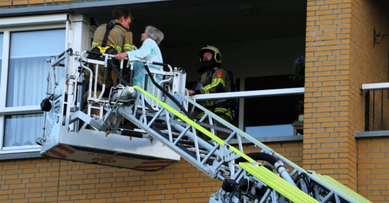 Brand in Hengelose flat, bewoners met hoogwerker geëvacueerd