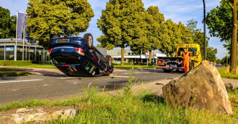Auto slaat over de kop na botsing tegen grote steen in Hengelo, bestuurder naar ziekenhuis