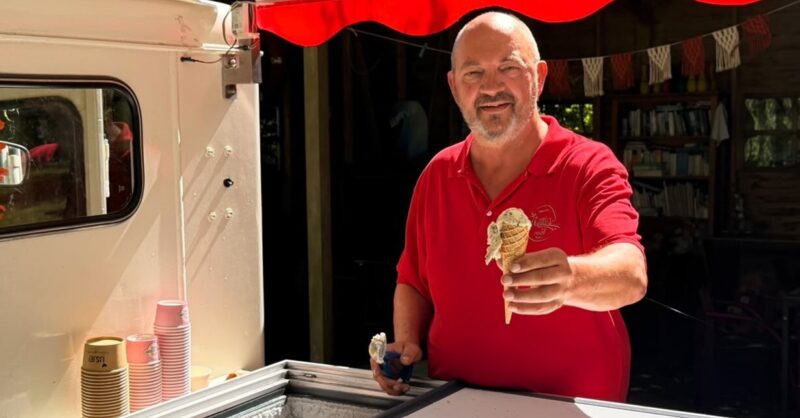 Frank rijdt van Hengelo naar Schier met een ijscokar: ‘Morgen staat het hele eiland op z’n kop’
