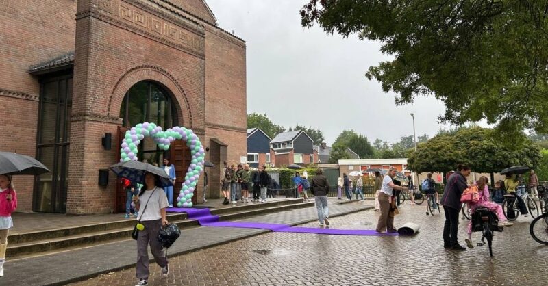 Hengelose Plechelmusschool krijgt bezoek van staatssecretaris: 'Dit jaar iets meer opgeruimd dan and