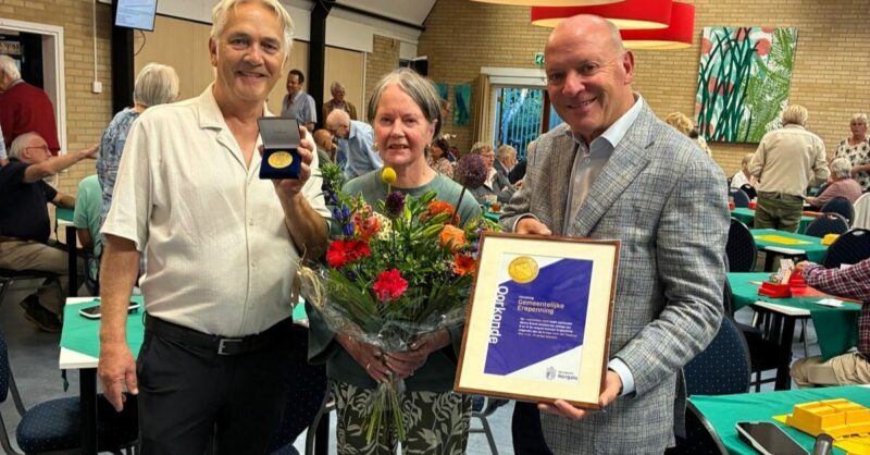 Hengelose Erepenning voor jarige bridgeclub: '75 jaar verbinding verdient waardering'