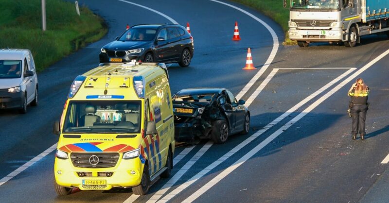Snelweg A1 bij Hengelo afgesloten na ongeval, één persoon gewond
