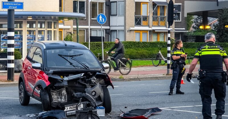 Gewonde naar ziekenhuis na botsing tussen personenauto en 45 km-auto in Hengelo