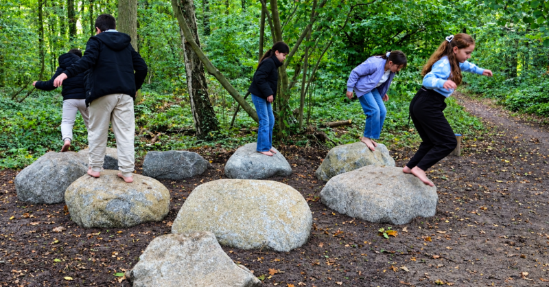 Hengelose kinderen maken kennis met het blotevoetenpad in het Weusthagpark