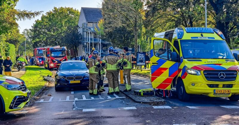 Fietser raakt zwaargewond bij aanrijding in Hengelo; slachtoffer mogelijk door twee auto's aangerede