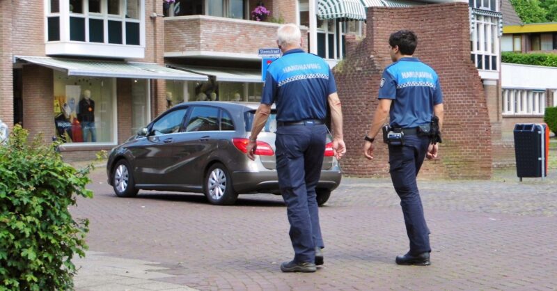 97 procent van de boetes die boa's in Enschede uitdelen, heeft te maken met parkeren of verkeer