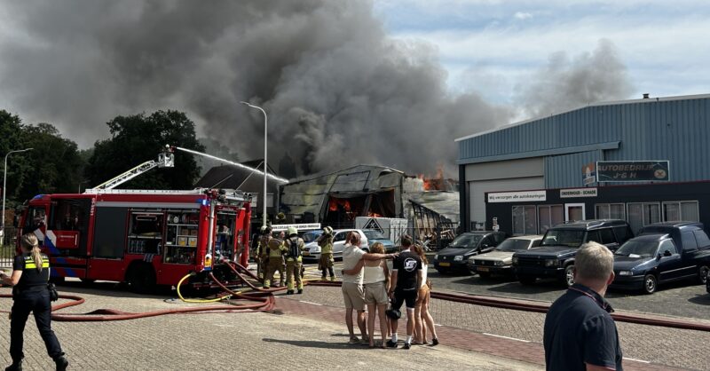 Grote brand Weustenweg in Wierden: pand verloren