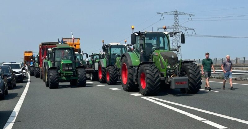 Tientallen toeterende trekkers blokkeren A35 bij Almelo