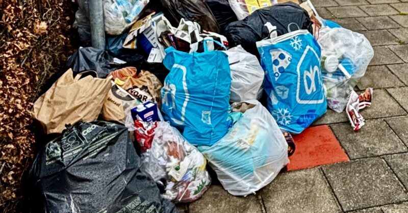 Hengelo zit voorlopig vast aan pmd-zakken op straat: ‘Nascheiding bij hoogbouw niet haalbaar voor 20