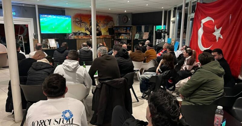 In Hengelo vieren ze feest: Turkije na 24 jaar weer naar het WK