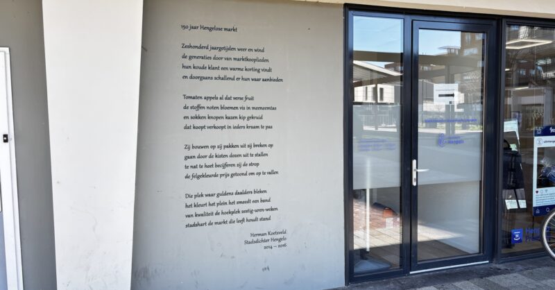 Nieuw marktgedicht onthuld in Hengelo en ook literaire wandelroute gepresenteerd