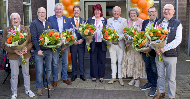 Burgemeester Nick Hubers reikt onderscheidingen uit aan acht inwoners; Ridder in Enter en Wierden