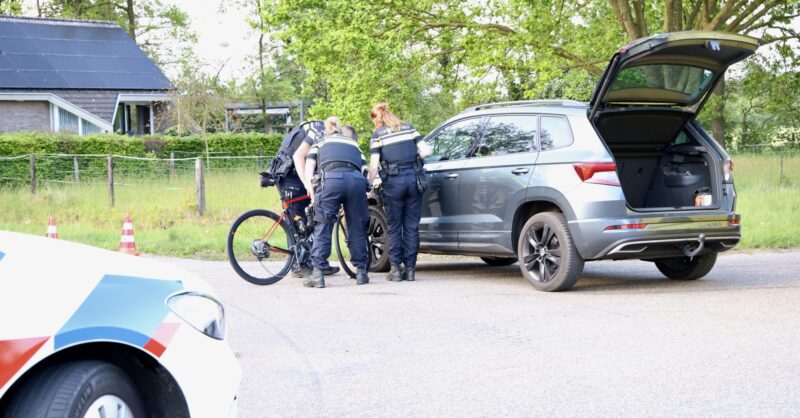 Wielrenner gewond bij aanrijding in Wierden