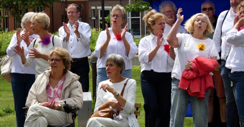 ‘Je deelt lief en leed’: Jubilerend Amusing Hengelo toont de kracht van het koorleven