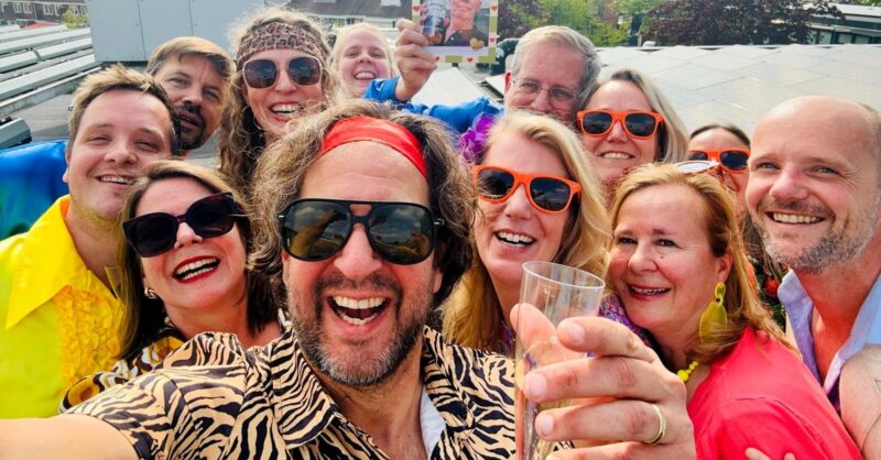 Bataafs Lyceum Hengelo brengt in jaarlijkse eindexamenclip subtiel eerbetoon aan overleden docent