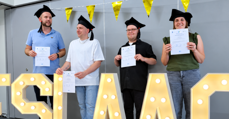 Licht verstandelijk beperkte Tukkers halen diploma als ervaringsdeskundige: 'Vroeger zat ik thuis, n