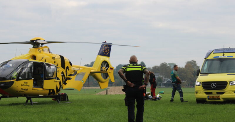 Man zwaargewond naar brandwondencentrum na ongeluk in Enschedese woning