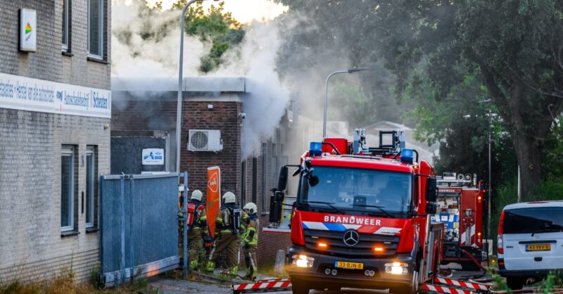 Grote brand veroorzaakt flinke schade aan bedrijfspand in Enschede