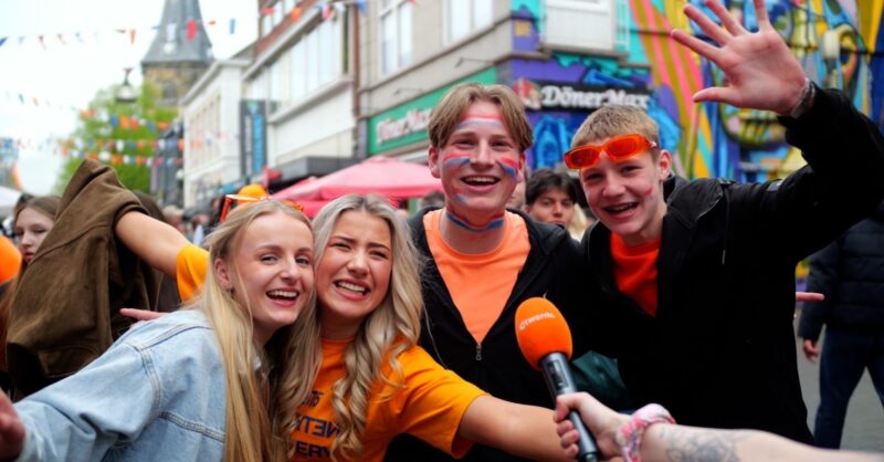Zo vierde Enschede Koningsdag 2026: een rondgang door de stad
