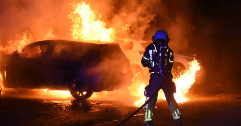 Auto volledig uitgebrand in Almelose wijk Aalderinkshoek