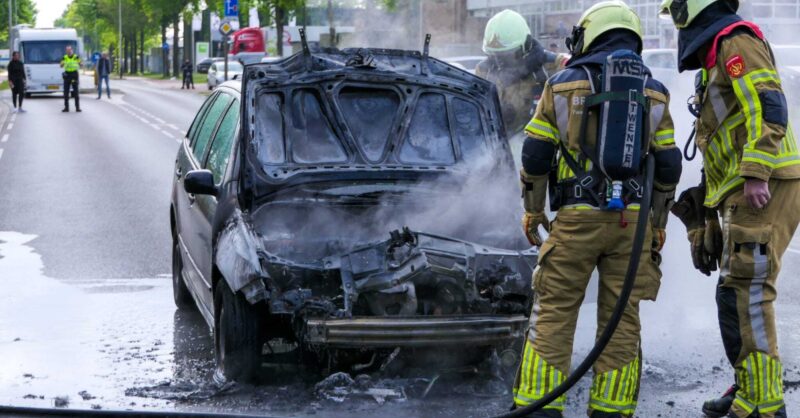 Auto gaat midden op weg in Enschede volledig in vlammen op