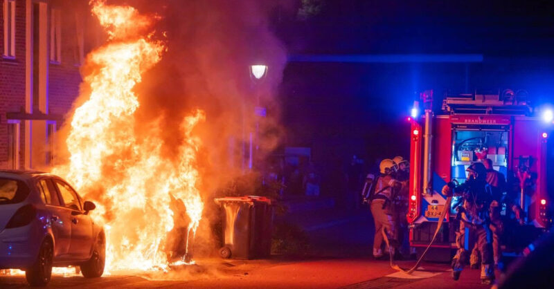 Twee auto’s total loss na brand in Oldenzaal