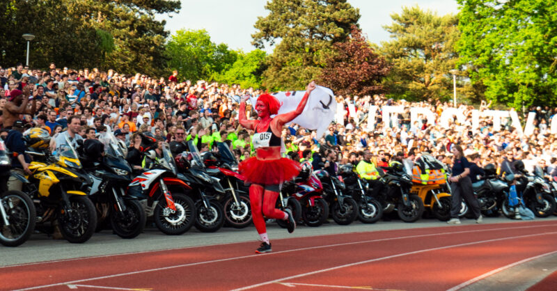 In beeld: een bonte verzameling extravagante outfits bij finish Batavierenrace in Enschede