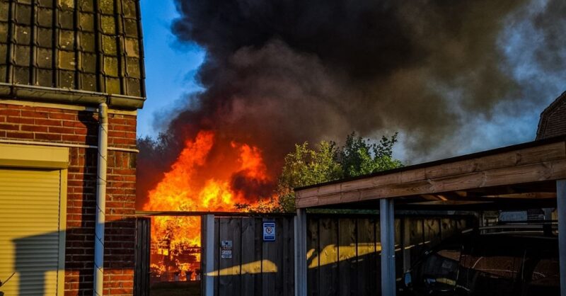 Vlammenzee bij brand achter woning in Overdinkel, meerdere explosies