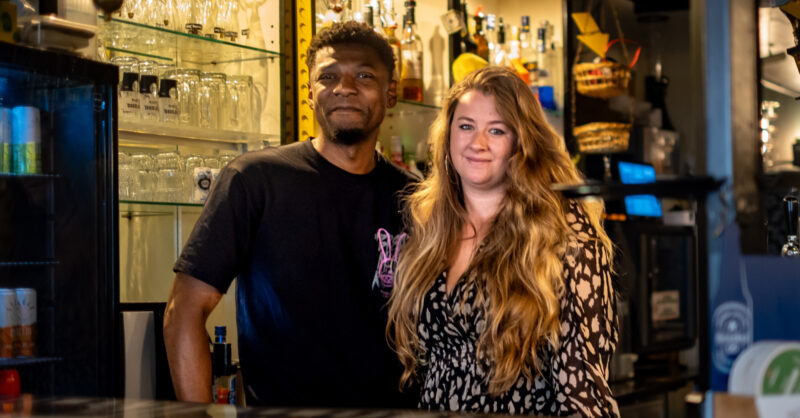 Van Friends naar Rootz: dochter van bekende café-eigenaar begint eigen kroeg in Enschede