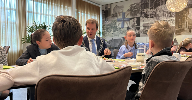 Leerlingen Mariaschool Wierden ontbijten met burgemeester en kinderburgemeester
