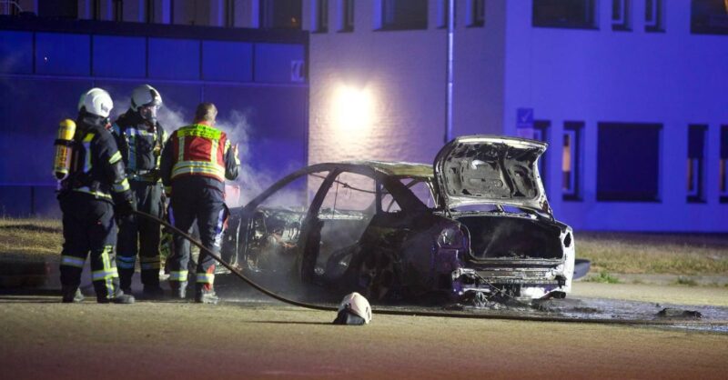 Auto volledig uitgebrand bij grensovergang De Poppe