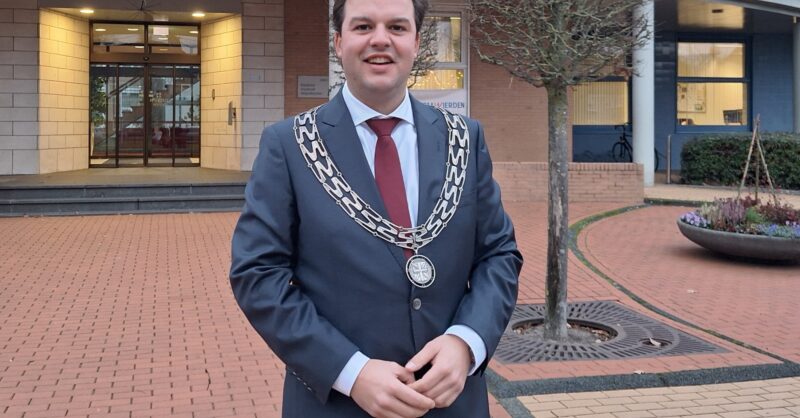 Burgemeester Nick Hubers in talkshow Regge Peil over carbid, situatie ’t Wedervoort en boze Facebook